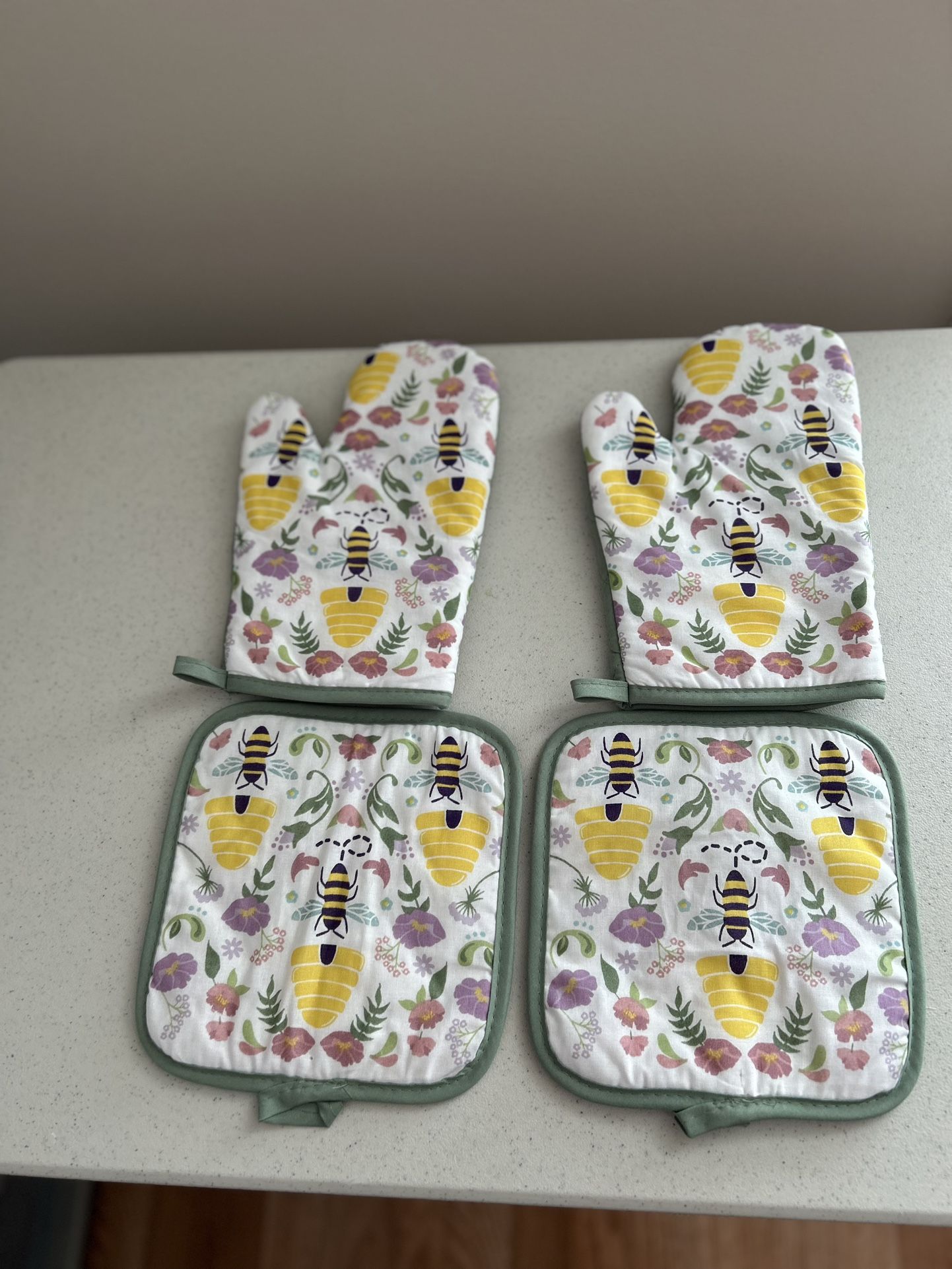Pot Holder (2) And Oven Mitts (2)
