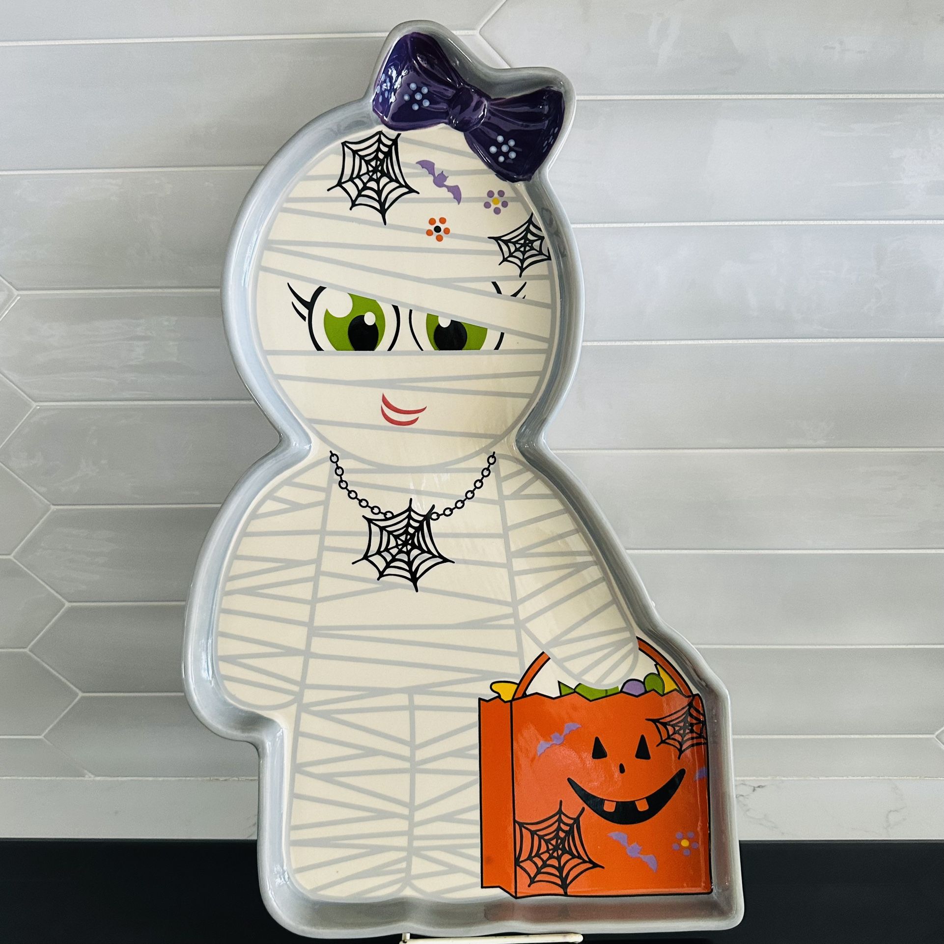 Large Temp-tations Halloween Mummy ceramic stoneware serving tray/platter 18 1/4” tall x 11” wide x 1” deep Excellent condition. Has original sticker