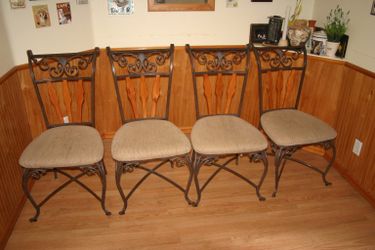 Dining table round with 4 chairs