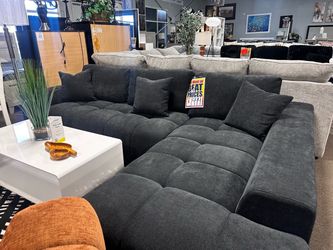 Stunning modern sofa! ☎️🖤🔥 Easy Financing!
