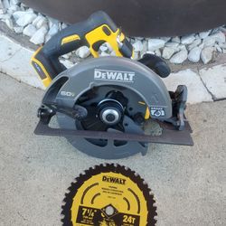 Dewalt. 
