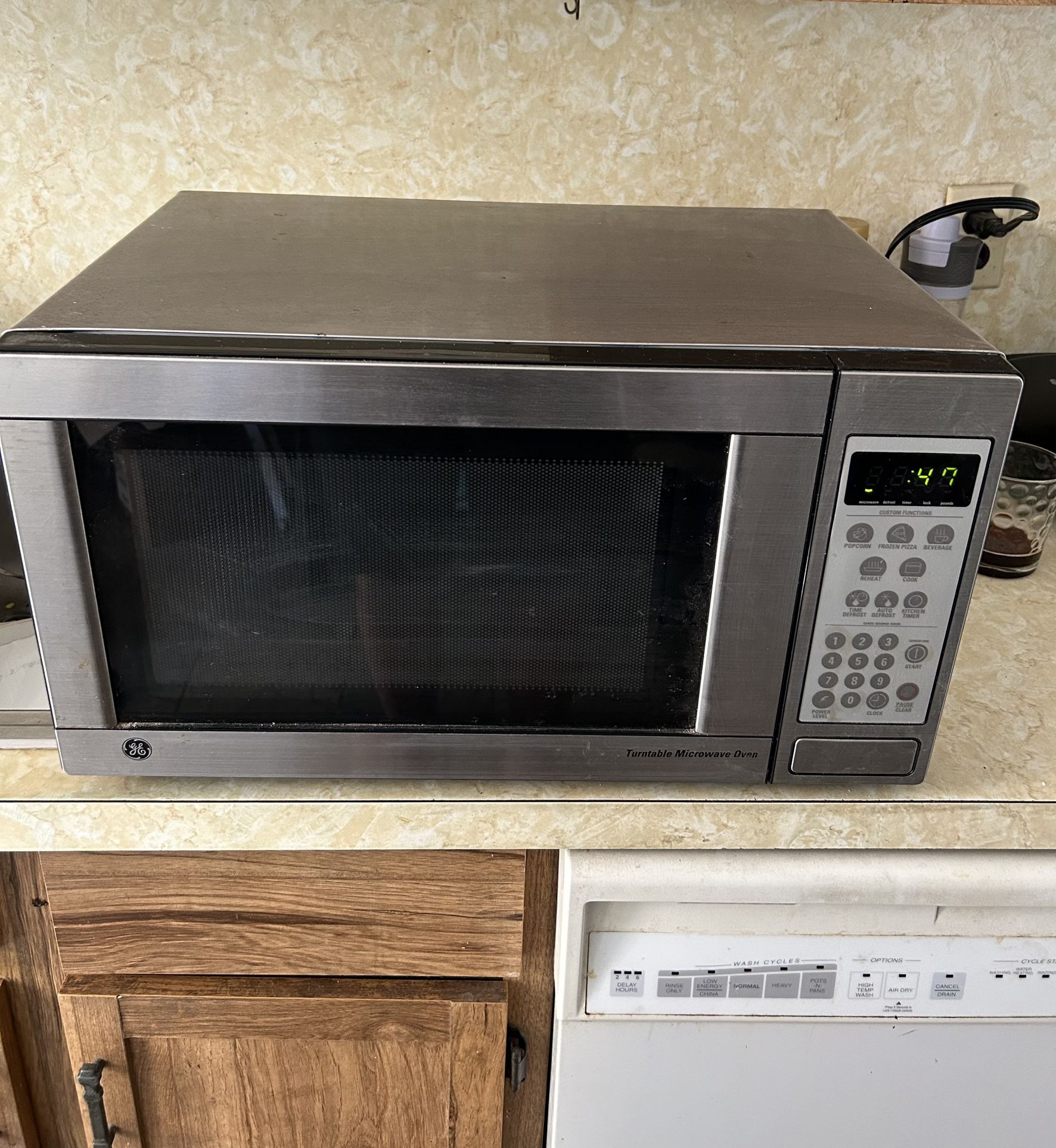 GE 1.1 Cu. Ft. Capacity Countertop Microwave Oven JES1142SJ06