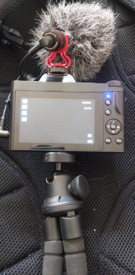 Vloging Camera With Tripod And Mic