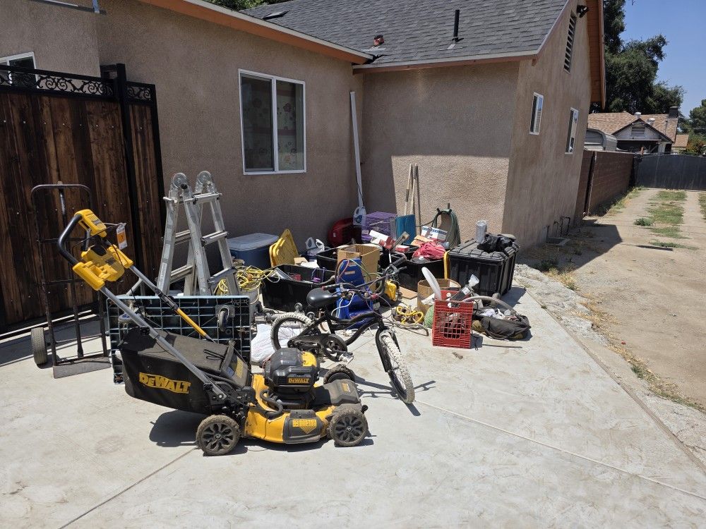 I'm selling everything for $260. There are many good tools that can be useful. I'm also giving away two one-year-old dogs with all their vet records.