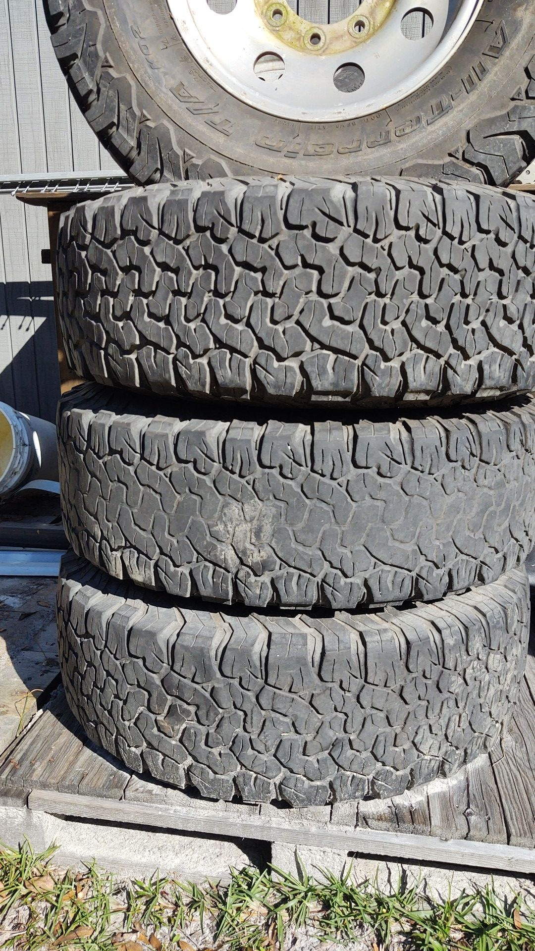 99 Ford F-250 tires and aluminum wheels