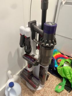 Dyson cordless V10 Animal Vacuum With Stand And Attachments