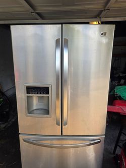 LG Stainless Steel French Door Refrigerator – Ice/Water – Works Great