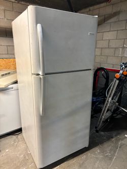 Frigidaire apartment size refrigerator