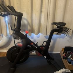 Peloton Bike (2020) + Mat + Women’s 8.5 Shoes – Excellent Condition