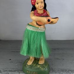  Vintage Tiki Hawaiian Hula Girl Bobble Doll Skirt Lei Ukulele Wiggling.  Foil Tag MGL 1984 on bottom 7 3/4” tall