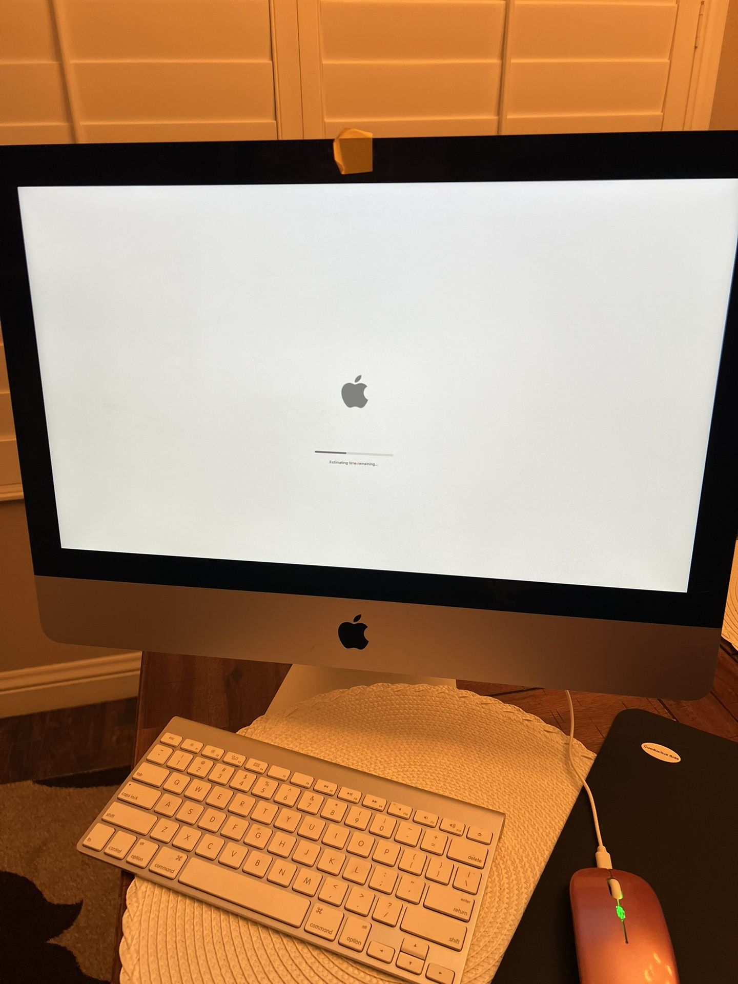 MAC OS CATALINA W/APPLE KEYBOARD & BT MOUSE