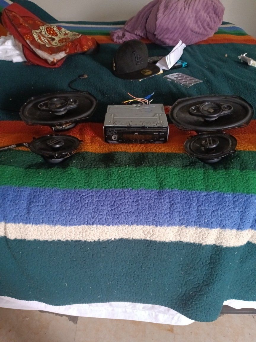 Jvc Bluetooth Stereo With 2 Pioneer 6by 9 And To Four 2 Little Speaker's