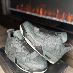 Jordan 4 Retro x KAWS Size 7.5