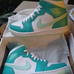 New Women's Jordan 1s