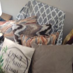 5 Pillows 4 18x18 And 1 Throw Pillow