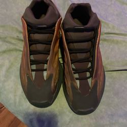 Yezzy 700 V3 Copper Fade 