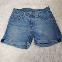 LEVI'S MEDIUM WASH STRETCHY SHORTS!