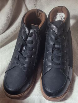 SONOMA Boys shoes size 6