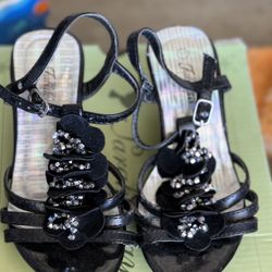 Girls Child Size 11 Black Mini Heels With Floral Jewel Embellishment Detail 