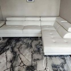 New 105x77 Leather Sectional Couch / Free Delivery 