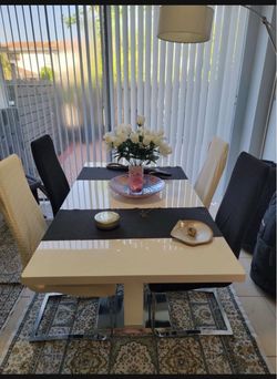 Mesa de comedor con 4 sillas