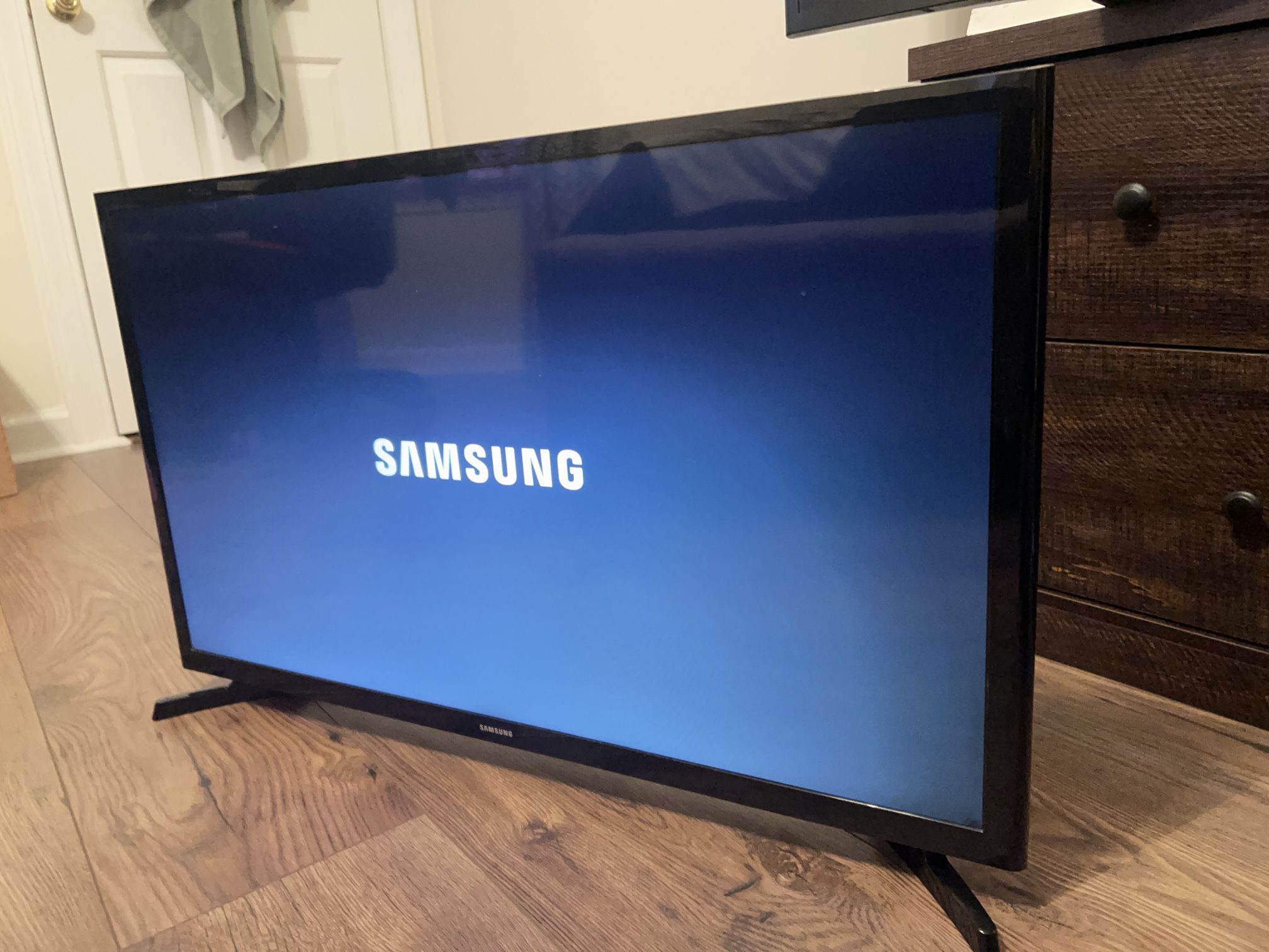 Samsung Smart Tv 27” X 15.5”