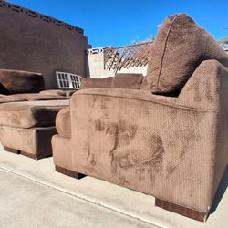 Nice 4-Piece Living Room Set
Includes:
• 1 large couch
• 2 sofa chairs
• 1 large matching ottoman
The best part about this set is that all cushion cov