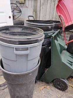 10 yard and garden trash cans