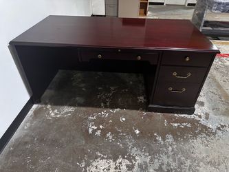 GFFICE/HOME DESK TRADITIONAL DESK