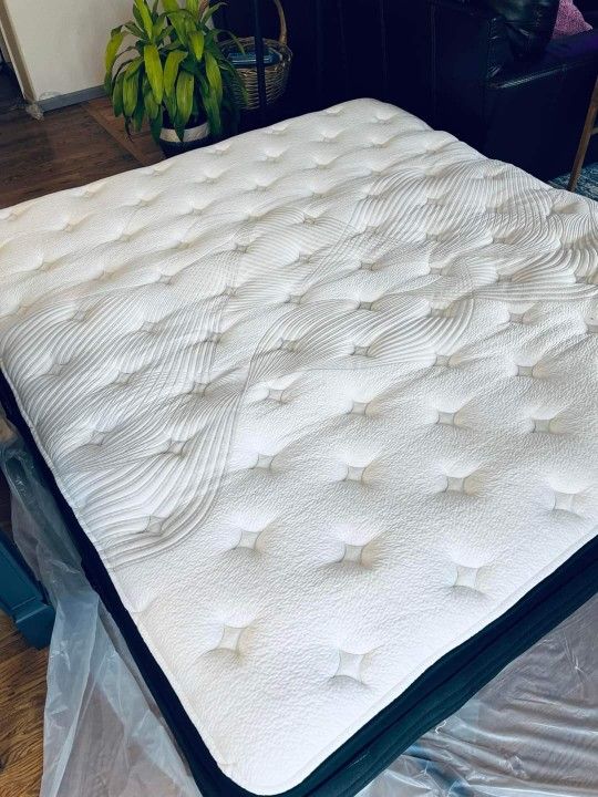 Nolah Evolution Luxury Firm King Mattress LIKE NEW for Sale in Chesapeake, VA OfferUp
