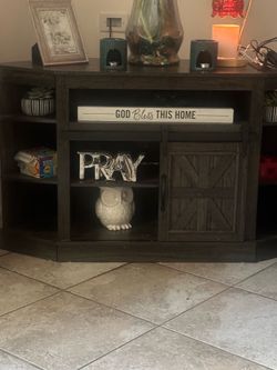 Corner tv stand