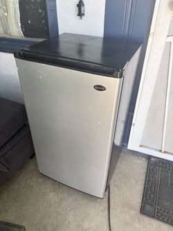 Sanyo mini fridge/freezer