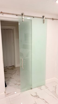 Puerta de cristal con corredera .H86” W36”