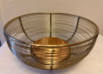 Modern Gold Wire & Wood Fruit Bowl – Decorative Countertop Basket Add a warm, modern touch to your kitchen or dining space with this beautiful gold-f