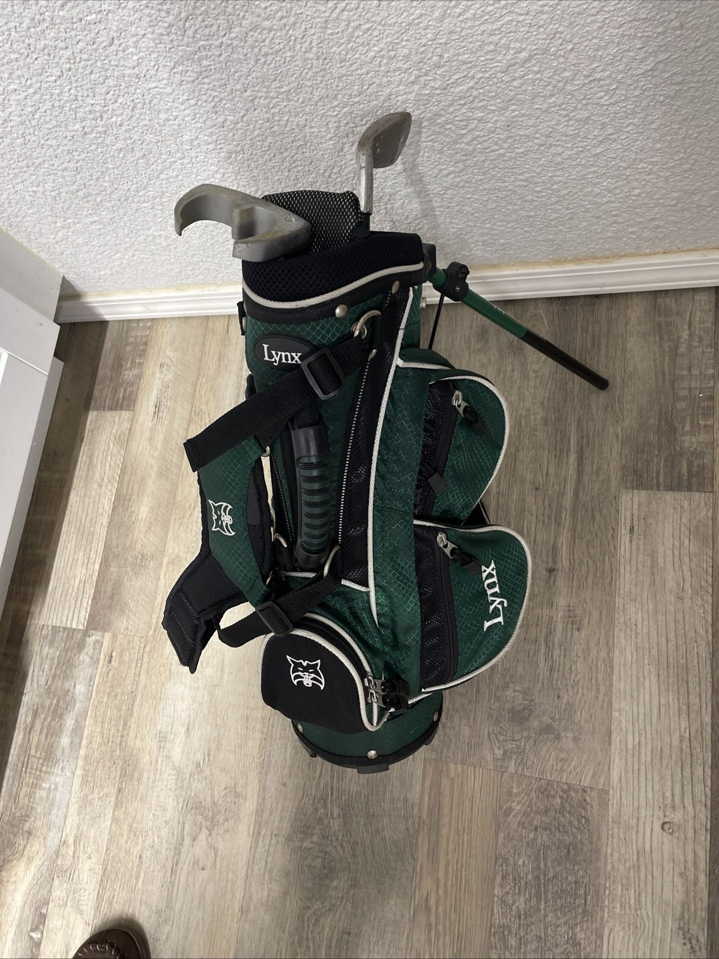 Lynx Kids Golf Bag With Two Clubs