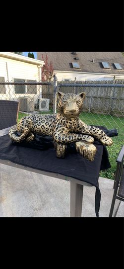 Golden leopard on the log statue