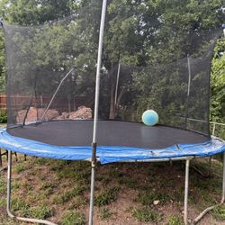 Trampolín Y Columpio 