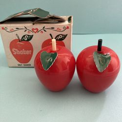 Vintage MCM Americana Apple Salt And Pepper Shakers Mid-Modern Kitschy Kitchen Vtg