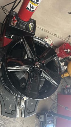 17” Toyota rims gloss black ,, firm price,,,,