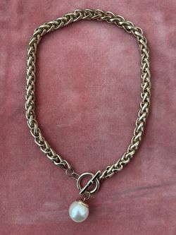 Gold fashion necklace with pearl accent