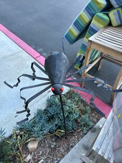 Metal outdoor spider