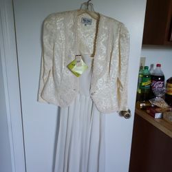 BEAUTIFUL  WHITE DRESS AND JACKET NAH NAH  PETITE    SIZE 10 PETITE  NEW  COST $200.00 SELLING FOR $50.00