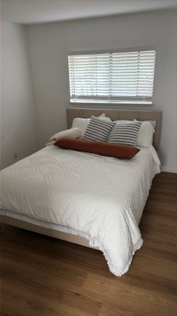 Queen size pillow top bed
