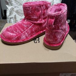 UGG SIZE 6Y