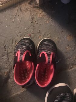 Little girls size 7 memory foam shoes