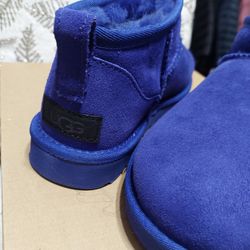 UGG SIZE 7 WOMEN 