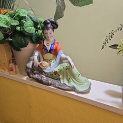 Beautiful Elegant Vintage Hand Painted 10” Porcelain Geisha Girl Statue. 