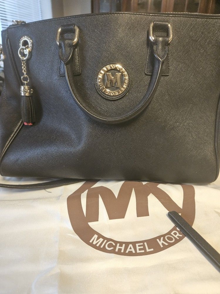 Metro City Large Black Purse It's Was A Gift, In Great Shape Stylish Design And Good Quality Purse/Tote  $25.00 OBO 