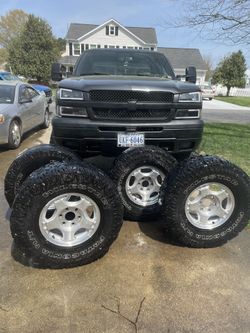 stock 2004 silverode rim 17in , headlights, side mirrors and 5 channel amp