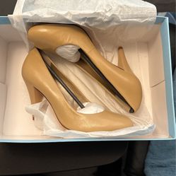 Antonio Melani heels size 6.